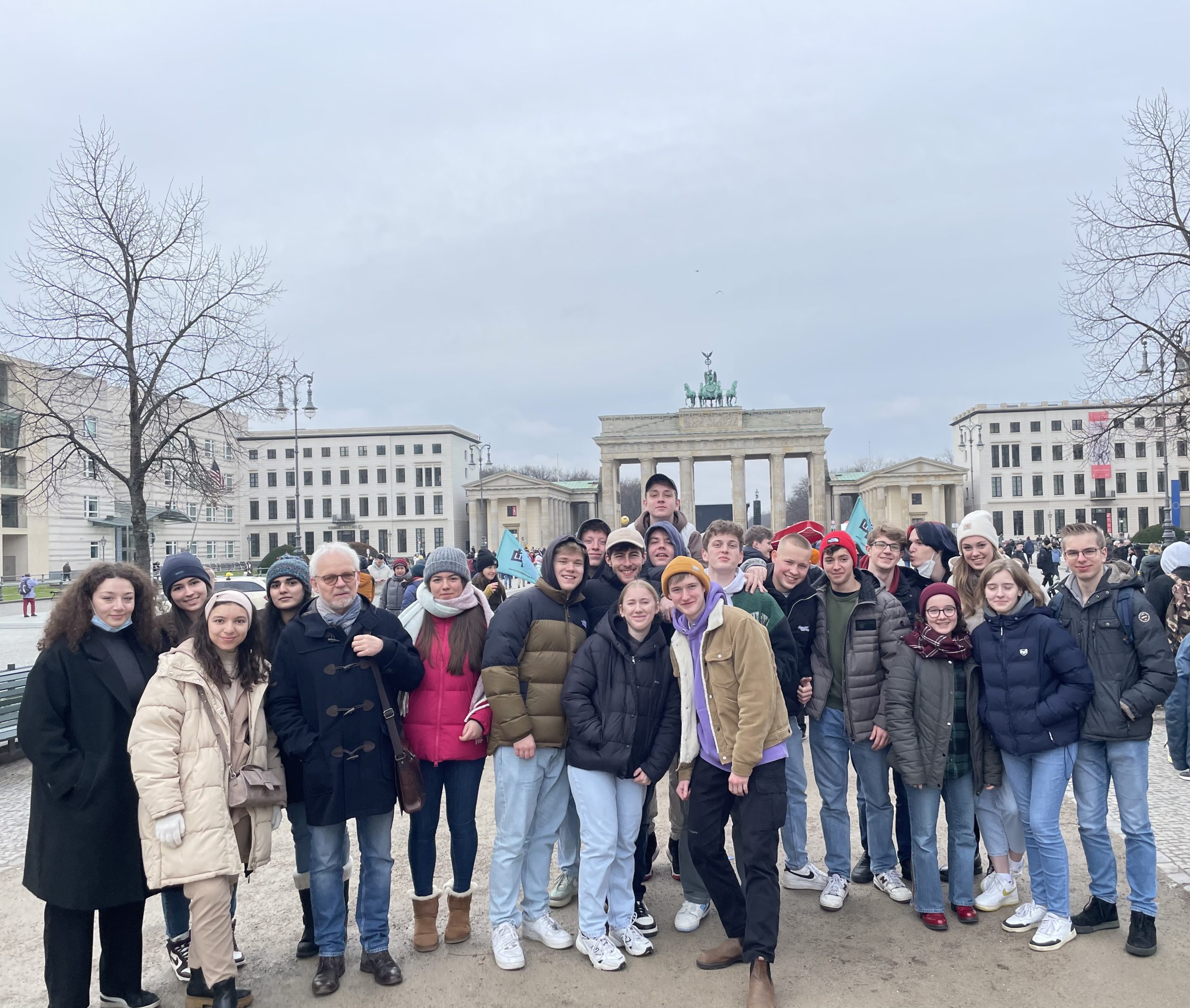 Literaturkurs überbringt Spende an das House of One in Berlin